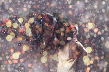 Noel hediye kavramı. Santa şapka adam senin için hediye getirmek. Çekici bir adam tutun kutusu. Noel ve Yılbaşı tatil kutlaması. Kar taneleri tutun Noel ağacının altında adam ve bokeh ile eve götür