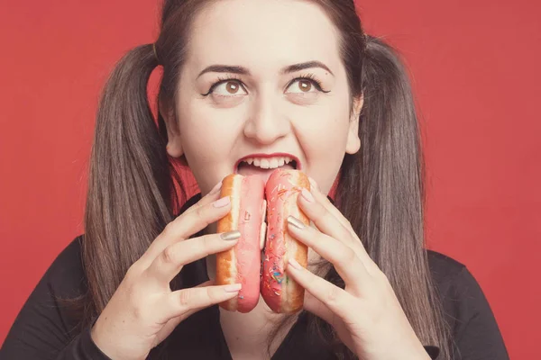 Modelo plus tamanho com donut doce, menina feliz sorrindo segurando em — Fotografia de Stock