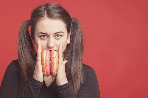 Modelo plus tamanho com donut doce, menina feliz sorrindo segurando em — Fotografia de Stock