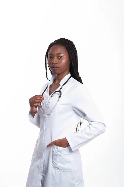 Serious Feminino americano Africano médico, enfermeira mulher vestindo medi — Fotografia de Stock