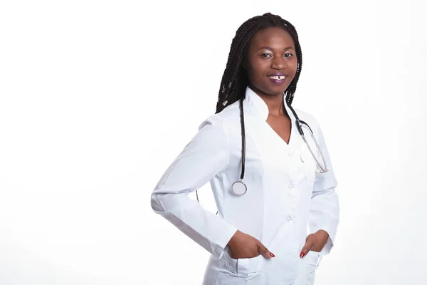Amerykańska lekarka Afryki, Pielęgniarka kobieta sobie płaszcz medyczne — Zdjęcie stockowe