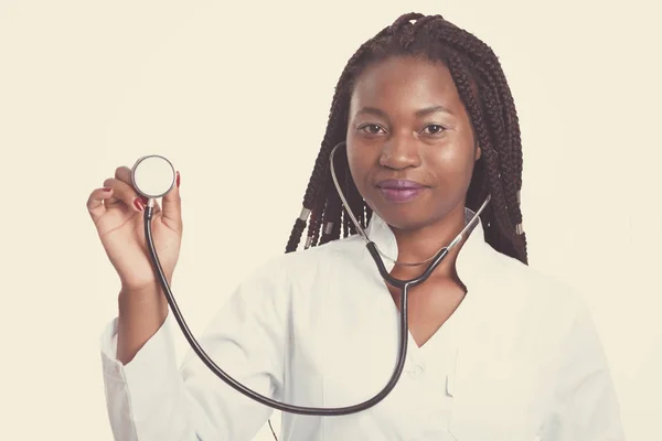 Feminino americano Africano médico, enfermeira mulher vestindo casaco médico — Fotografia de Stock