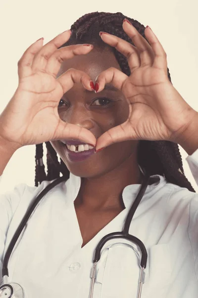 Női amerikai afrikai orvos, nővér nő visel orvosi kabát — Stock Fotó