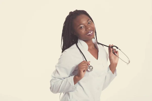 Feminino americano Africano médico, enfermeira mulher vestindo casaco médico — Fotografia de Stock