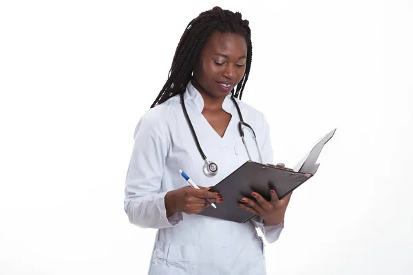 Feminino americano Africano médico, enfermeira mulher vestindo casaco médico — Fotografia de Stock