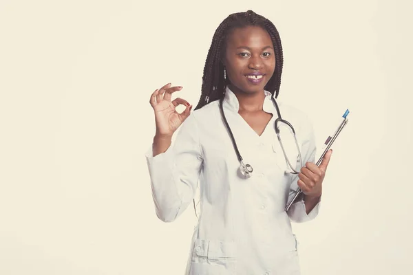 Feminino americano Africano médico, enfermeira mulher vestindo casaco médico — Fotografia de Stock