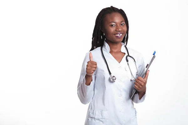여성 미국 아프리카 의사, 간호사 여자 의료 코트를 입고 — 스톡 사진