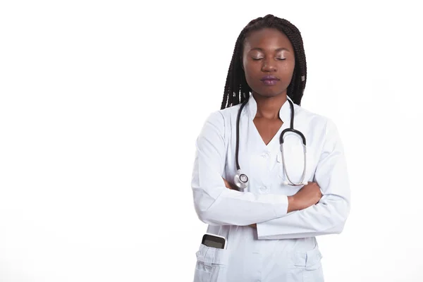 Feminino americano Africano médico, enfermeira mulher vestindo casaco médico — Fotografia de Stock