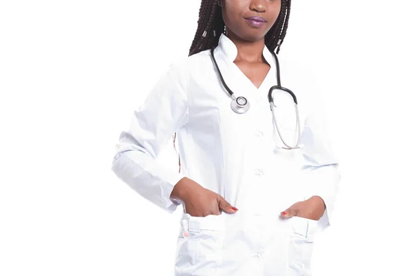 Kvinnlig amerikansk afrikanska läkare, sjuksköterska kvinna som bär medicinsk coat — Stockfoto