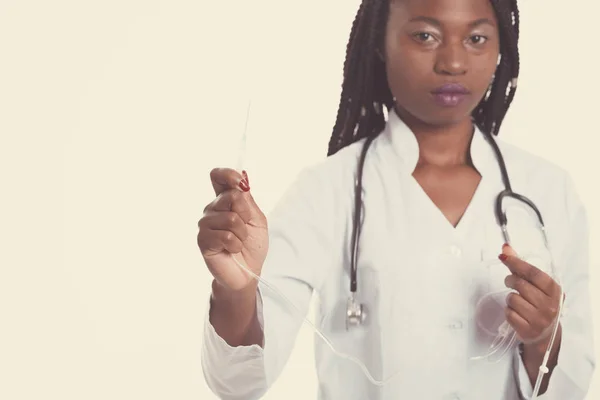 Kvinnlig amerikansk afrikanska läkare, sjuksköterska kvinna som bär medicinsk coat — Stockfoto
