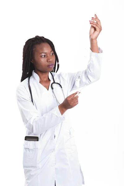 Feminino americano Africano médico, enfermeira mulher vestindo casaco médico — Fotografia de Stock