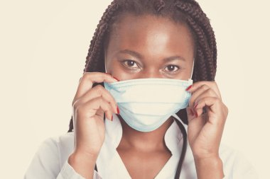 Kadın Amerikan Afrika Doktor, hemşire kadın tıbbi bir palto giyiyor