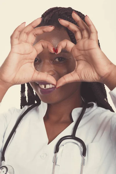 Feminino americano Africano médico, enfermeira mulher vestindo casaco médico — Fotografia de Stock