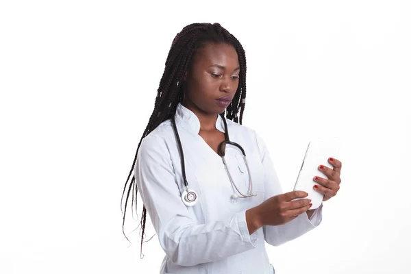 Kvinnlig amerikansk afrikanska läkare, sjuksköterska kvinna som bär medicinsk coat — Stockfoto