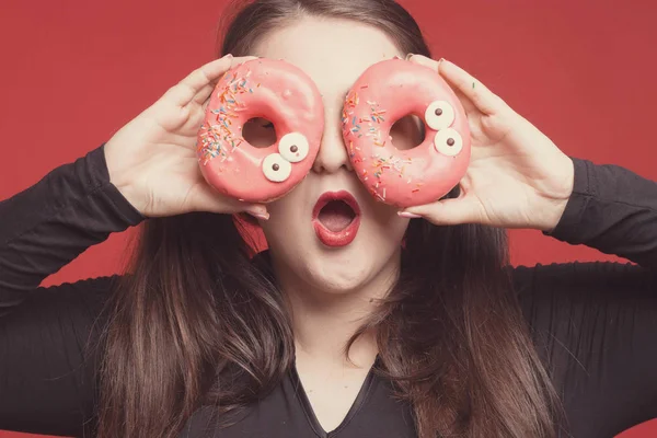 Modell molett, édes donuts, boldog lány mosolyogva gazdaság — Stock Fotó