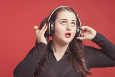 Modeli artı boyutu tatlı çörek, mutlu kız elinde tutan ca ile