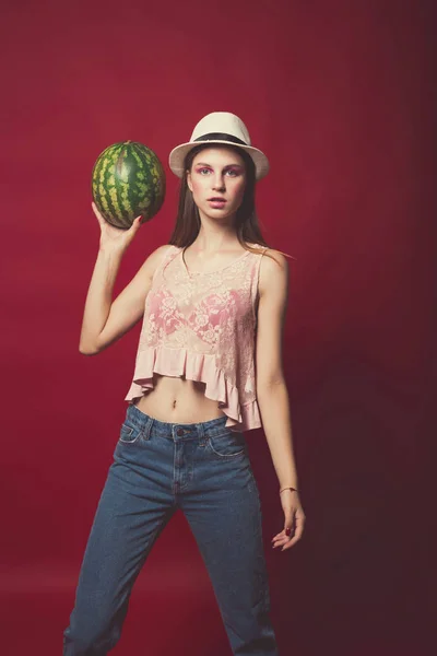 Chica atractiva y segura con maquillaje rosa, pantalones vaqueros, sombrero —  Fotos de Stock