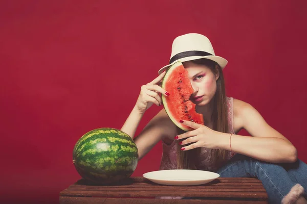 Lovely girl with pink make up, wearing jeans, hat and top, posin — Stock Photo, Image