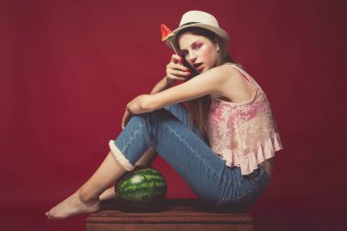 Çekici güzel kız ile pembe makyaj giyen kot pantolon, şapka ve