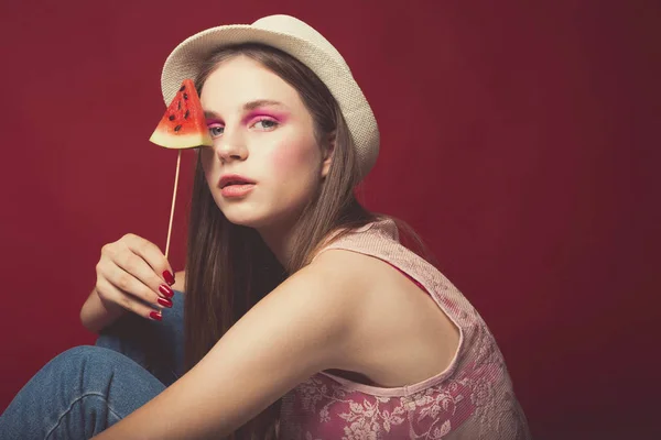 Attraktiv härlig tjej med rosa make up, bär jeans, hat och — Stockfoto