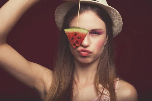 Atractiva chica encantadora con maquillaje rosa, con pantalones vaqueros, sombrero y — Foto de Stock