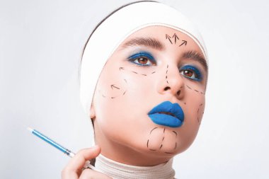 Güzellik kavramı. Genç model mavi dudaklar ve yumuşak deri p yapıyor ile