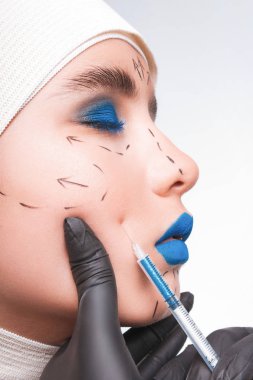 Güzellik kavramı. Genç model mavi dudaklar ve yumuşak deri p yapıyor ile