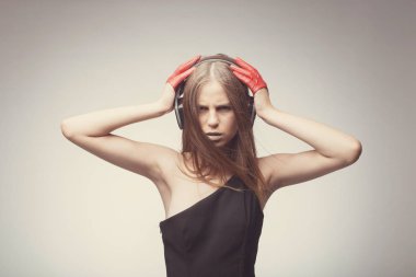 Kırmızı giyen kulaklık ile müzik dinleme moda güzel kız