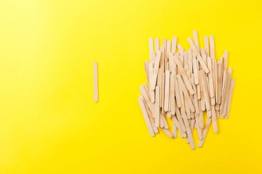 Sarı adam yığında bir ve çok ahşap dondurma çubukları
