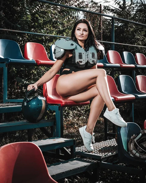 Sexy giovane ragazza sportiva in uniforme di rugby giocatore di calcio su — Foto Stock