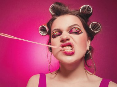 Vücudun pembe arka planda poz sakız ile cheeky kız, w