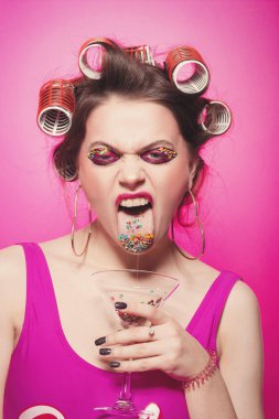 Şeker ile dil ve cam üzerinde tatlılar ile cheeky kız poz 