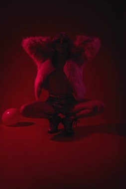 Vücut, kürk, botlar pembe arka planda cheeky kız. Oldukça 