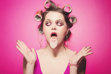 Vücudun pembe arka planda poz sakız ile cheeky kız, w