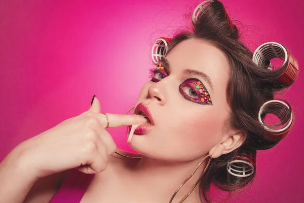 Dívenka s žvýkačkou na růžovém pozadí v těle, w — Stock fotografie