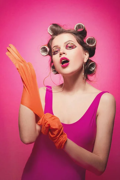 Freche Mädchen mit Latex-Handschuhen posiert auf rosa Hintergrund im Körper, — Stockfoto
