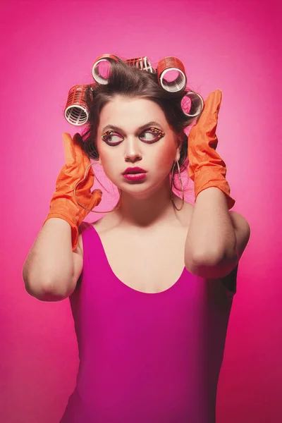 Freche Mädchen mit Latex-Handschuhen posiert auf rosa Hintergrund im Körper, — Stockfoto