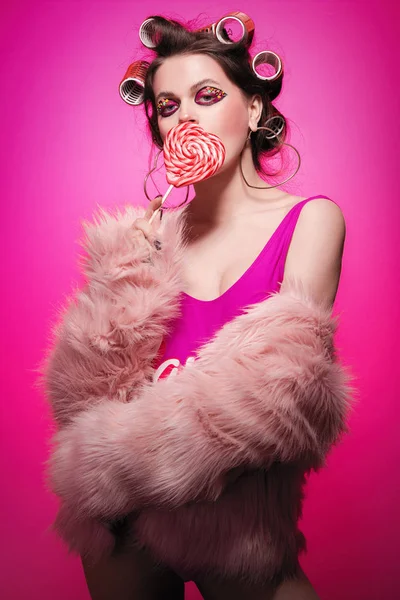 Dívka s čokoládovou tlukostí na růžovém pozadí v těle — Stock fotografie