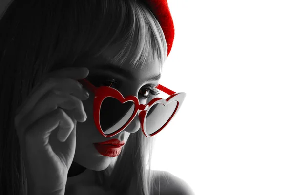 Dívka Frenchženská v červeném baretu s červenými brýlemi s velkými — Stock fotografie
