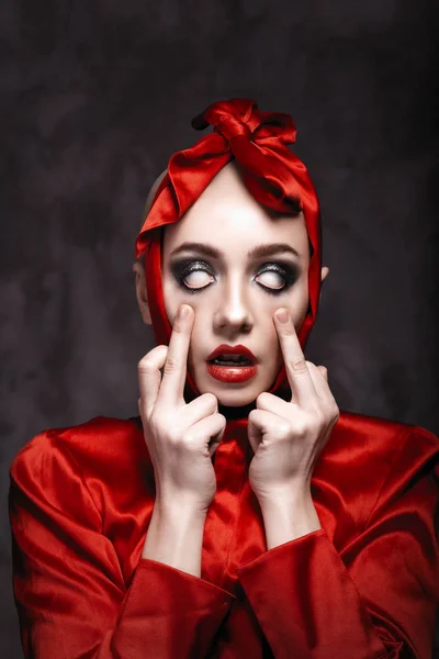 Plešatá dívka s červenými rty a červeným úklonou na hlavě zobrazuje oči w — Stock fotografie