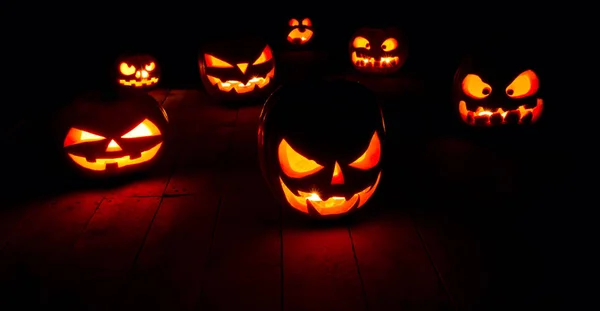 Koncept Halloween. Mnoho Zářící ohnivé světlo zlobí děsivé p — Stock fotografie