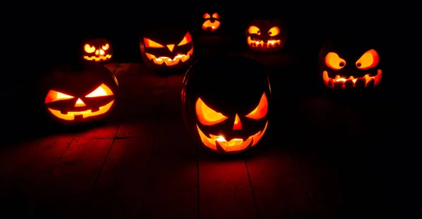 Das Konzept von halloween. viele glühende feurige Licht wütend beängstigend p — Stockfoto