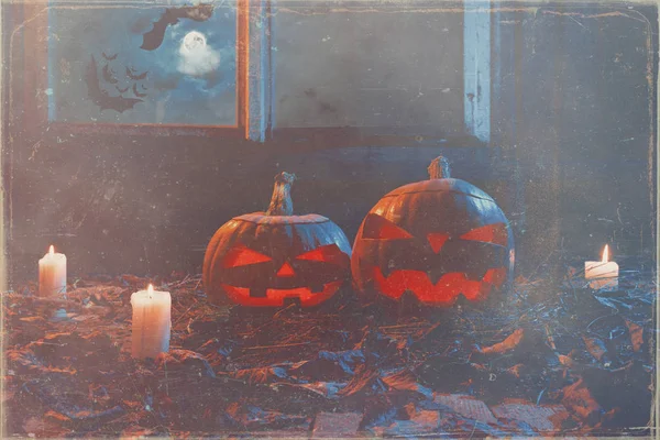 Halloween - calabazas y velas en una casa de madera abandonada en —  Fotos de Stock