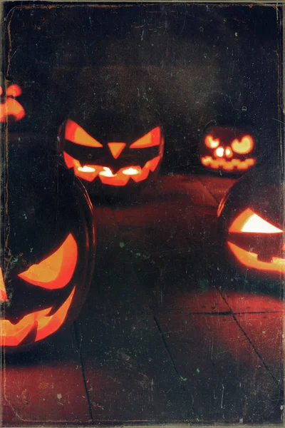 Η έννοια του Halloween. Πολλοί λαμπερό πύρινο φως θυμωμένος τρομακτικό p — Φωτογραφία Αρχείου