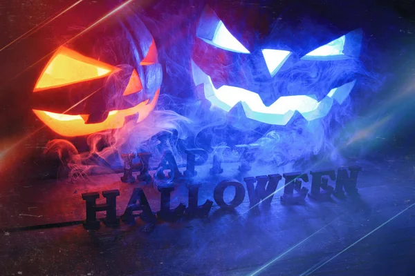 Концепция Хэллоуина. два перламутровых апельсина и голубой огонь — стоковое фото