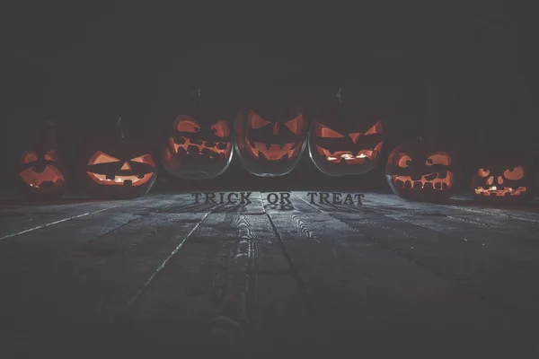 Fogalma Halloween. Sok izzó tüzes fény a gonosz ijesztő arcok — Stock Fotó