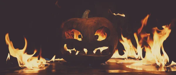 Il concetto di Halloween. Il male terribile zucca sta bruciando i — Foto Stock
