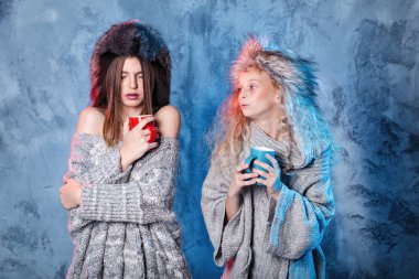 Mutlu Noeller ve mutlu yıllar! Sevimli kız kırmızı bir tutar