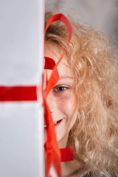 God jul och gott nytt år! lycklig tjej med stor nutid — Stockfoto