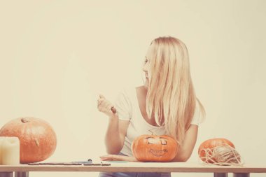 Cadılar Bayramı kavramı, mutlu Kız önce kabak ile masada oturan